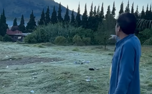 Ketika Es di Dieng Jadi Alasan Pengunjung Meninggalkan Sampah
